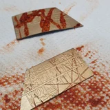 Dabei wird das Objekt grosszügig bemalt und danach die überflüssige Farbe wieder weggewischt.