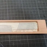 Metallstreifen hinter den Buchstaben fangen den Laserstrahl ab.