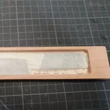 Metallstreifen hinter den Buchstaben fangen den Laserstrahl ab.