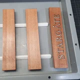 Diese Behandlung lässt die Maserung herausstechen und macht das Holz widerstandsfähiger.