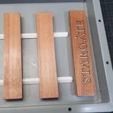 Diese Behandlung lässt die Maserung herausstechen und macht das Holz widerstandsfähiger.