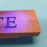 Somit werden die losen Teile in den Buchstaben “A” und “R” befestigt.