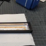 Damit das LED-Filament bleibt wo es soll, wird wieder UV-Harz verwendet.