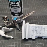 Alle Teile werden mit dem grauen Vallejo Primer grundiert