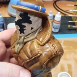 Das Gesicht, der Schaal und das Hut-band wurden bemalt